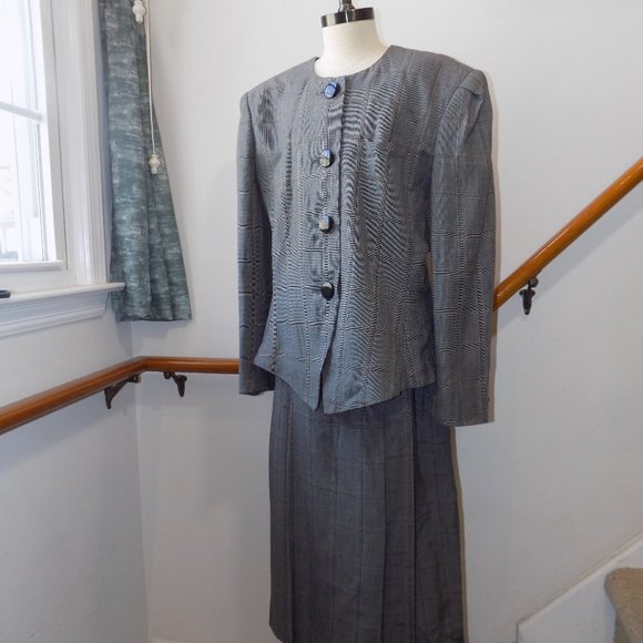 Classique Habits Black Printed Vintage Suit - Picture 9 of 9